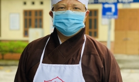 Chương trình phát cháo hàng tuần của CLB Thiện Nhân Tâm chùa Cương Xá tại bệnh viện đa khoa tỉnh Hải dương