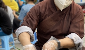 Chương trình phát cháo hàng tuần của CLB Thiện Nhân Tâm chùa Cương Xá tại bệnh viện đa khoa tỉnh Hải dương
